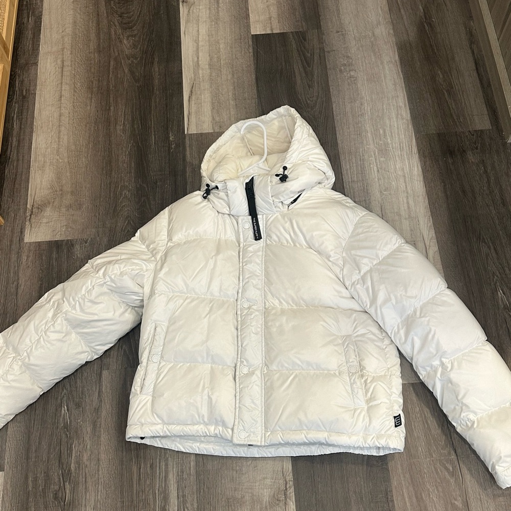 TNA Super Puff™ Shorty - Hi-Gloss in white size Small